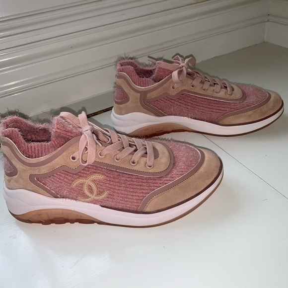 Chanel interlocking CC logo sneakers 💗 - Picture 2 of 11